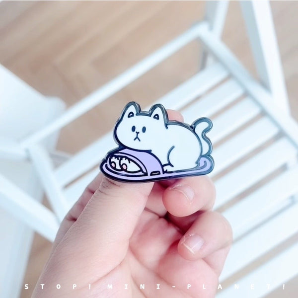 White Cat [ Slipper Cat ] Pin